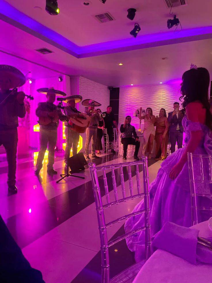 Maríachi Azteca performing